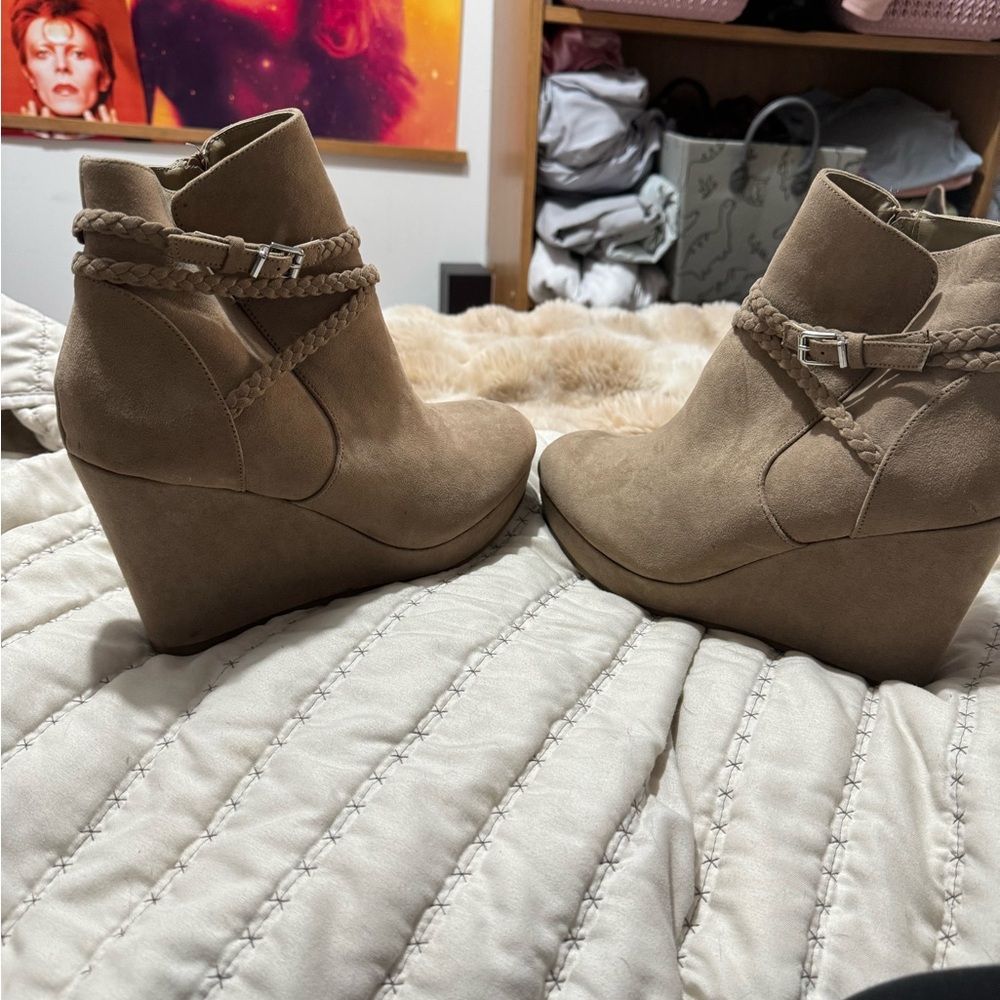 Ladies suede boots